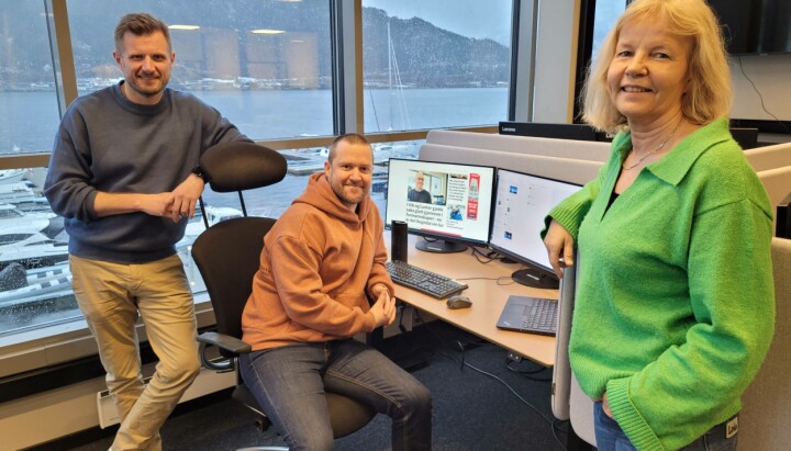 Redaktør Arve Uglum, frontsjef Halvor F. Storvik og nyhetsredaktør Eli Grotle har nå utsikt til fjorden fra sine nye lokaler.