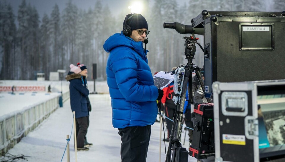 TV 2 søker fotosjef, fotojournalister og deskkoordinator mann med videoutstyr for TV 2 ved skiløype