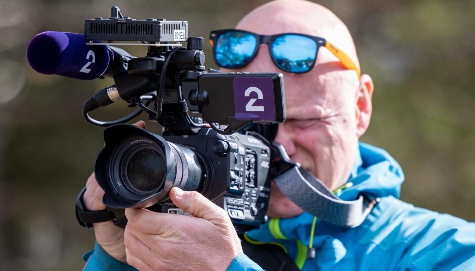 TV 2 søker fotosjef, fotojournalister og deskkoordinator mann med kamerautstyr for tv 2