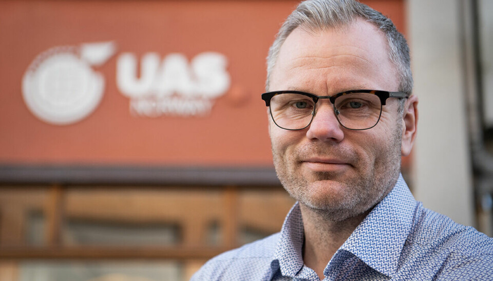På bildet er Petter Emil Wikøren, som er ny redaktør i Dronemagasinet.
