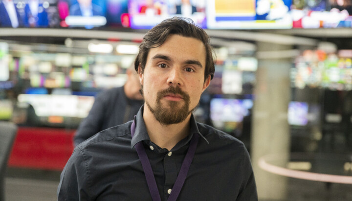 Chris Ronald Hermansen, leder for TV 2 Nyhetene i Bergen - foran tv-skjermene til TV 2-studioet.