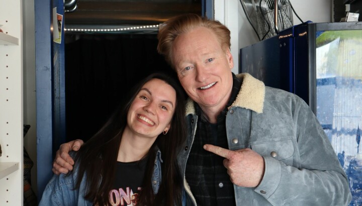 Sigrid Solheim Haugen og Conan O’Brien i Radio Novas lokaler.