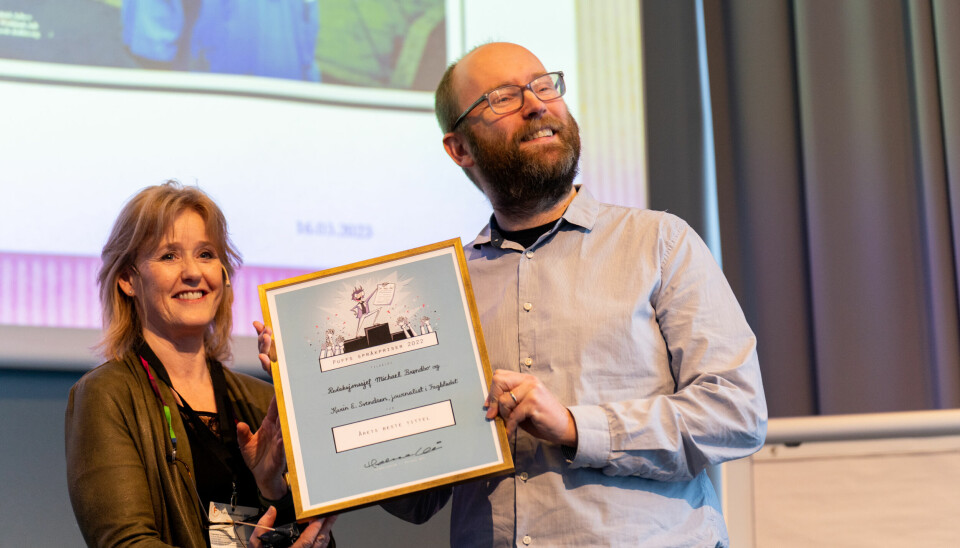 Michael Brøndbo vant pris sammen med Karin E. Svendsen (ikke til stede). Her får han diplomet av jurymedlem Bjørg Engdahl.