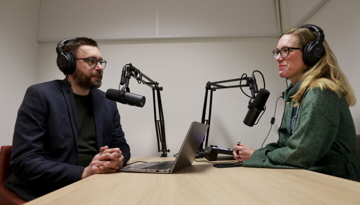 På bildet er Dag Otter Johansen og Ingvild K. Vederhus i Budstikkas studio.