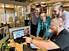 Smaalenenes Avis foran dataskjerm