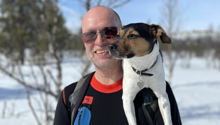 Erik Skarrud og hunden på skitur