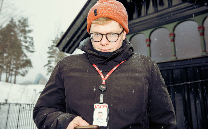 VG journalist Eirik Røsvik, her fra da han sist brukte høytiden til jobbing, og ventet forfrossen på kongen utenfor Holmenkollen kapell 1. juledag 2022.