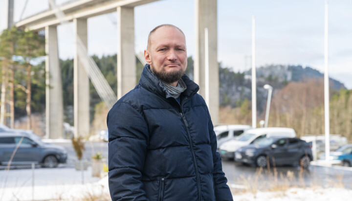 Eirik Langeland Fjeld utenfor lokalene til Strilen som holder til på Knarvik, nord for Bergen.