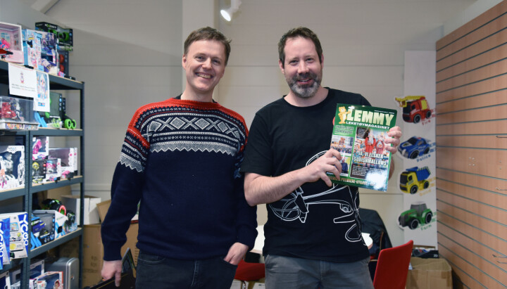 På bildet er redaktør og utgiver John Berge (t.v.) sammen med daglig leder Mikael Jutander fra leketøyleverandøren JCC Partner AB.