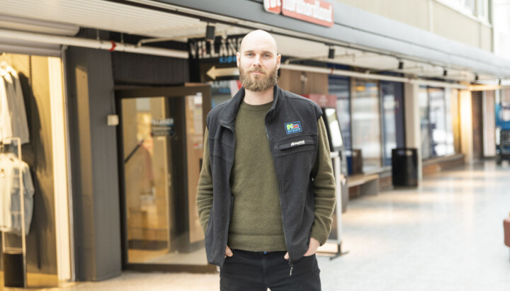 Redaktør Vegard Flatøy foran inngangen til Avisa Nordhordlands redaksjonslokaler. Redaktør Vegard Flatøy foran inngangen til Avisa Nordhordlands redaksjonslokaler.