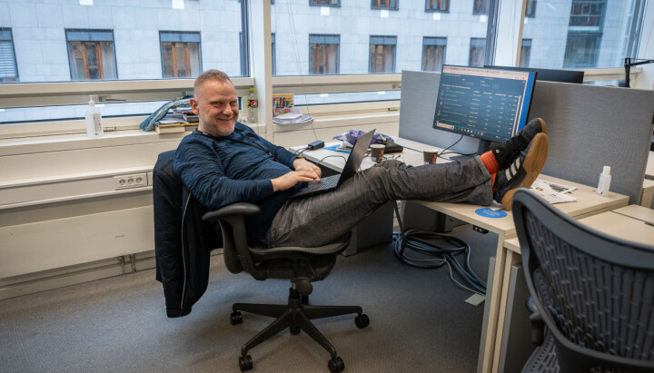 Aftenpostens Frank Rossavik på en tilsynelatende rolig dag i redaksjonslokalene.
