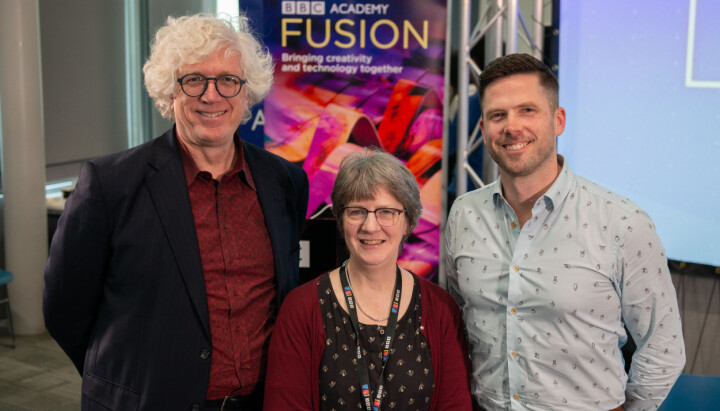 Bruce MacCormack fra Project Origin (til venstre) og Judy Parnall fra BBC tok MCB - her ved sjef Helge O. Svela - formelt opp som medlemmer før påske.