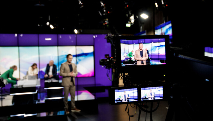 TV 2s studio og programleder Jan Henrik Børslid i forbindelse med fotballsendingene. TV 2s studio i forbindelse med fotballsendingene.