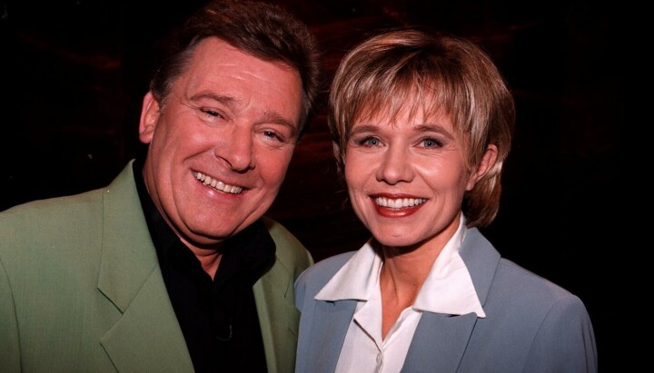 Vidar Lønn-Arnesen (t.v.) og Gunvor Hals avbildet foran det siste Da Capo-programmet som programleder-duo 1999. Vidar Lønn-Arnesen (t.v.) og Gunvor Hals avbildet foran det siste Da Capo-programmet som programleder-duo 1999.