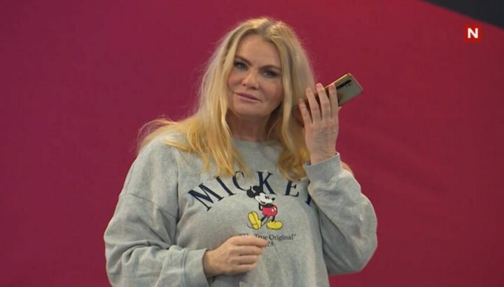 Her får Mia Gundersen telefonen som sender henne ut av konkurransen. Her får Mia Gundersen telefonen som sender henne ut av konkurransen.