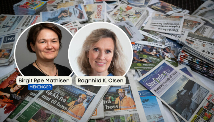 – Våre funn viser konturene av en begynnende hjerneflukt fra lokaljournalistikken, skriver Birgit Røe Mathisen og Ragnhild Kristine Olsen. På bordet ligger et utvalg lokalaviser.