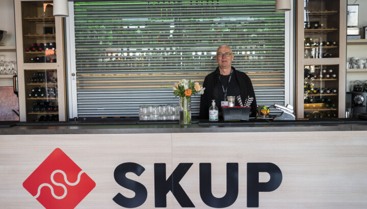 John Bones, daglig leder i for SKUP, er på plass bak SKUP-baren i Tønsberg. John Bones, daglig leder i for SKUP, er på plass bak SKUP-baren i Tønsberg.