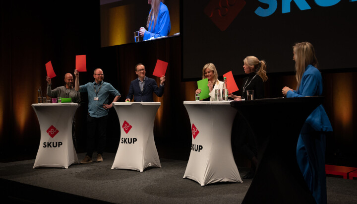redaktørdebatt skup 2023. Per Arne Kalbakk, redaktør i NRK, Gard Steiro, sjefredaktør i VG, Morten Andersen, stabssjef i Aftenposten, Karianne Solbrække, nyhetsredaktør i TV2 og Alexandra Beverfjord, sjefredaktør i Dagbladet. Per Arne Kalbakk, Gard Steiro, Morten Andersen, Karianne Solbrække og Alexandra Beverfjord