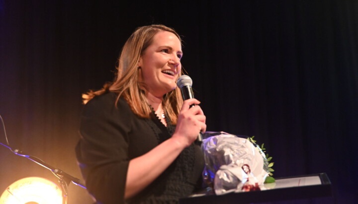 Lillian Holden, ansvarlig redaktør i Hallingdølen, mottar journalistprisen.