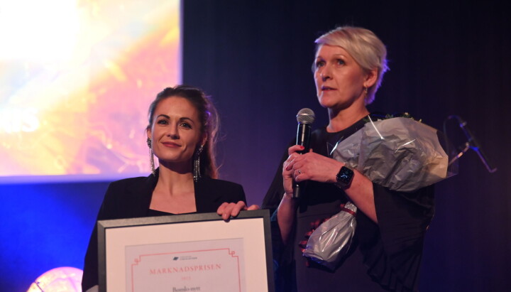 Bømlo-Nytt mottok stolt marknadsprisen på LLA-konferansen.