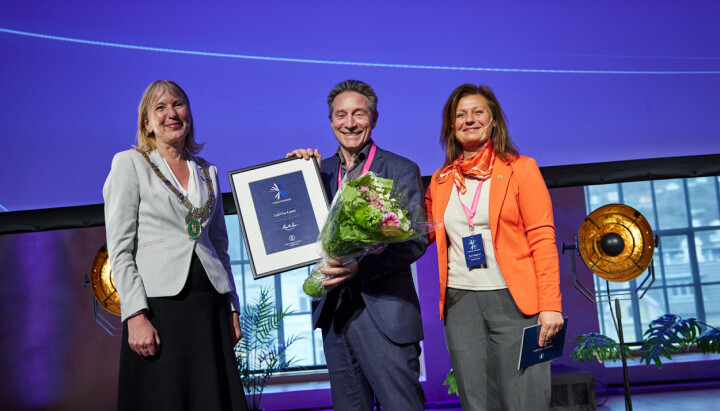 Fra venstre: Rektor ved UiB, Margareth Hagen, prisvinner Leif Ove Larsen og prorektor ved UiB, Pinar Heggernes.