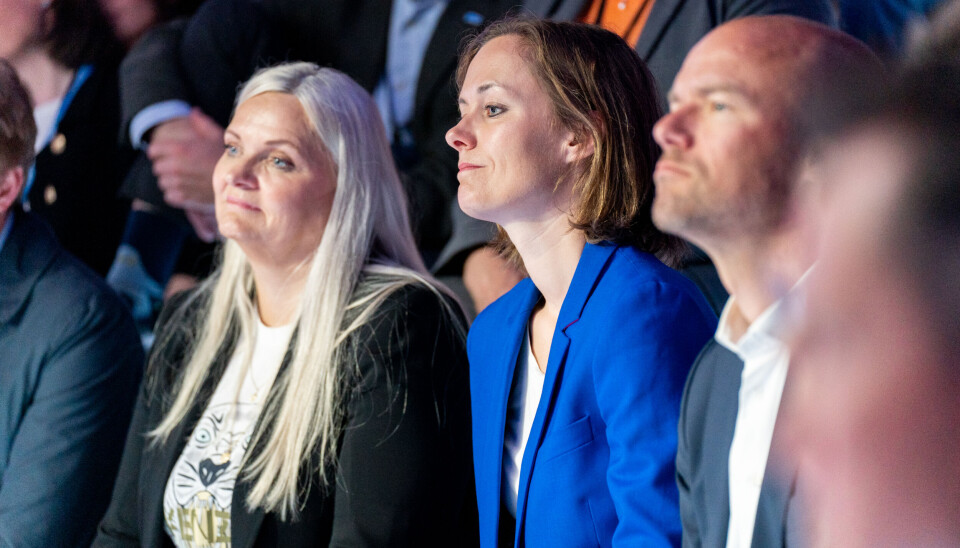 Kultur- og likestillingsminister Anette Trettebergstuen i blått. Kultur- og likestillingsminister Anette Trettebergstuen under foredraget til Olav T. Sandnes.