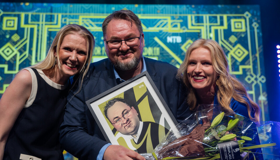 Tor Folgerø (i midten) fra Hallingdølen vant NTBs språkpris. Her flankert av NTB-sjef Tina Mari Flem og nyhetsredaktør Hilde Schjerve.