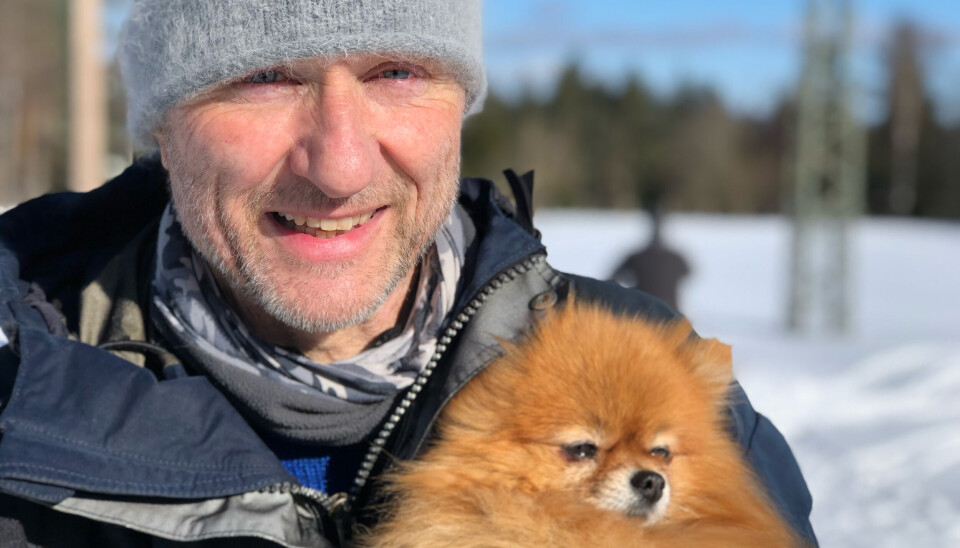 Finn-Ove har flere ganger tatt med hunden Kitty på reportasjeturer. Finn-Ove har flere ganger tatt med hunden Kitty på reportasjeturer.