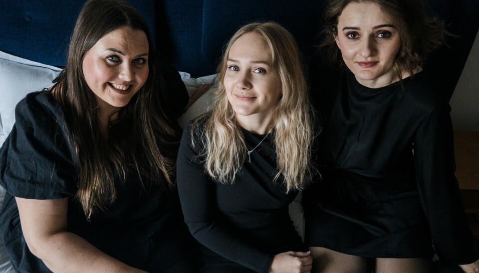 Marthe Stenberg, Hanna Reppen Kvikstad og Bardha Konjuhi utgjør trioen i OAs podkast 'På ekte'.