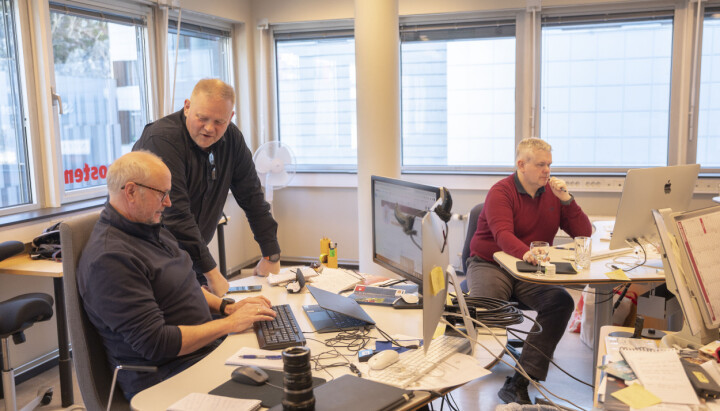 Melhus på desken mens han snakker med journalistene Harald Vikøyr og Roy Ellingsen. Melhus på desken mens han snakker med journalistene Harald Vikøyr og Roy Ellingsen.