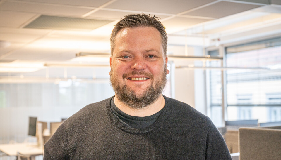 Il giornalista NRK Roger Chevrin Bruland diventerà un coltivatore di lamponi nel 2024, ma continuerà come giornalista NRK. Il giornalista della NRK Roger Chevrin Bruland.