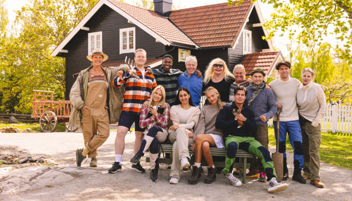 Den nye sesongen av Farmen kjendis: Bak fra venstre: Programleder Dorthe Skappel, Egil Skurdal, Sondre «Sondrey» Mulongo Nystrøm, Cato Zahl Pedersen, Unni Askeland, Bjørg Thorhallsdottir, Daniel Franck, Sander «Randulle» Dale og Anne-Kat. Hærland. Foran fra venstre: Emilie Voe Nereng, Bahare Viken, Emma Ellingsen og Cristian Brennhovd. Den nye sesongen av Farmen kjendis: Bak fra venstre: Programleder Dorthe Skappel, Egil Skurdal, Sondre «Sondrey» Mulongo Nystrøm, Cato Zahl Pedersen, Unni Askeland, Bjørg Thorhallsdottir, Daniel Franck, Sander «Randulle» Dale og Anne-Kat. Hærland. Foran fra venstre: Emilie Voe Nereng, Bahare Viken, Emma Ellingsen og Cristian Brennhovd.