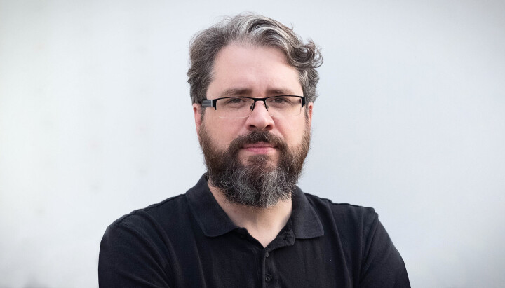 Bellingcast-grunnlegger Eliot Higgins mottar årets Anne Jacobsens minnepris. Eliot Higgins