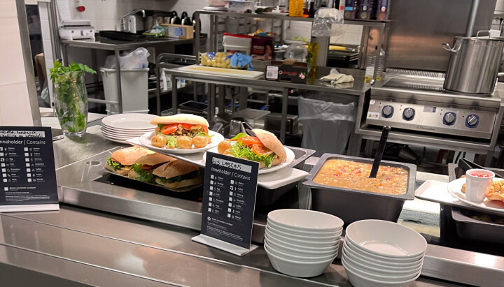 Varmmaten i Amedia og Nettavisen sin kantine var chiabatta-sandwich og lapskaus