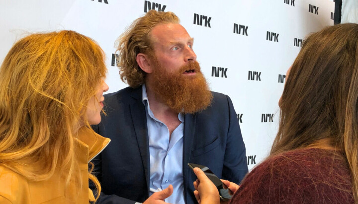 Kristofer Hivju (i midten) og Gro Molvær Hivju blir intervjuet av Dagbladet under NRKs høstlansering i 2019.