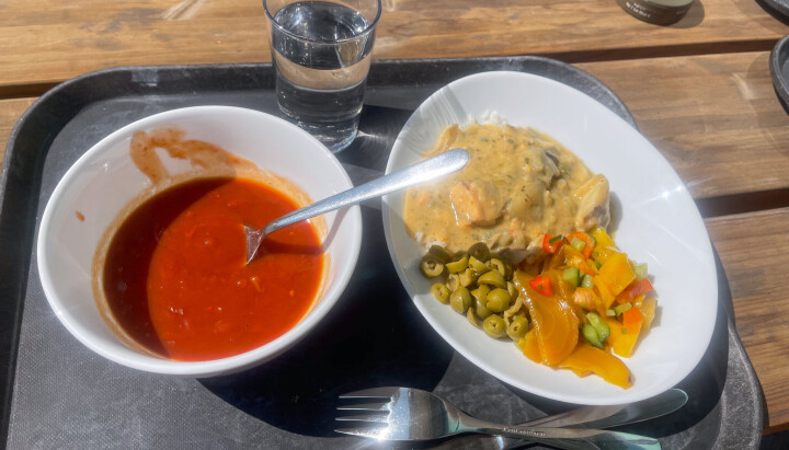 Tomatsuppe og fiskegryte i sola hos DN Media