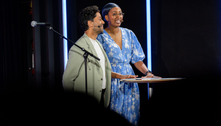 Noman Mubashir og Hani Hussein presenterte høstens NRK-programmer under høstlanseringen på Vika Kino. Noman Mubashir og Hani Hussein på scenen.
