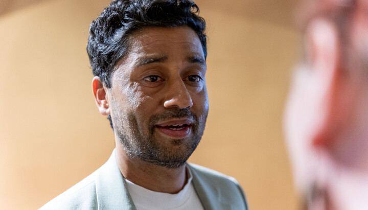 NRK-journalist Noman Mubashir dykker ned i hat i en ny tv-serie. Noman Mubashir.