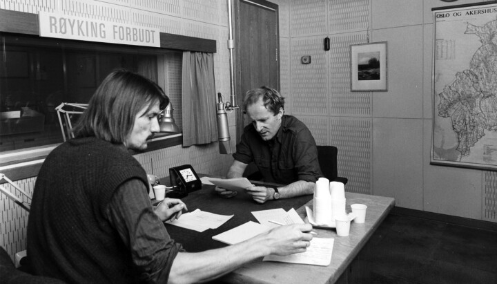 Fra studio til Østlandssendingen i 1980: Daværende programredaktør Thor Ullerø (til venstre) og nyhetsredaktør Jan Birger Arentz.