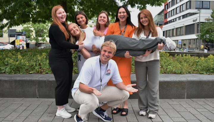 Fra venstre: Julie Lillevik, Marie Dreyer Bakken, Henriette Nordheim, Natalie Hognestad, Sara Skillinstad. Foran: Ella Bakken Mohn og Henrik Hegg Johansen. (Ida Nedal Kværnstuen, Noah Barbati og Henrik Brekke Larsen var ikke tilstede da bildet ble tatt) På bildet: Julie Lillevik, Marie Dreyer Bakken, Henriette Nordheim, Natalie Hognestad, Sara Skillinstad. Foran: Ella Bakken Mohn og Henrik Hegg Johansen.
(Ida Nedal Kværnstuen, Noah Barbati og Henrik Brekke Larsen var ikke tilstede da bildet ble tatt)
