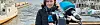 NRK journalist ute ved en brygge