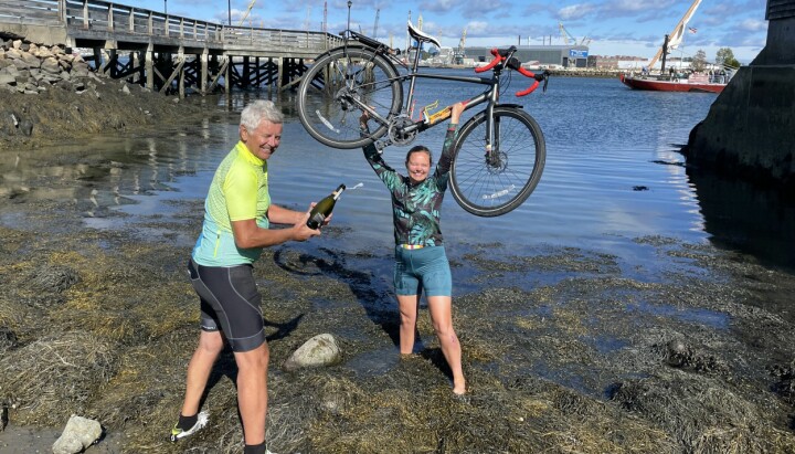 Andrea Rognstrand jubler og dypper beina i Atlanterhavet ved Portsmouth i New Hampshire i september i fjor etter å ha syklet 4599 kilometer på tvers av USA.