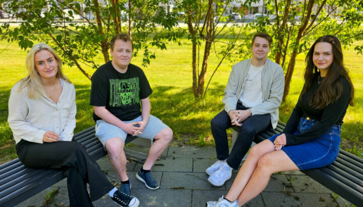På bilde: Synne Svendsen, Daniel Søfting Eilertsen, Steinar Johnsen og Tonje Kristin Hallingen, som har sommerjobb i Helgelendingen.