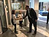 På bilde: Rakel Sofie og Agnes hilser på klima- og miljløminister Espen Barth Eide.
