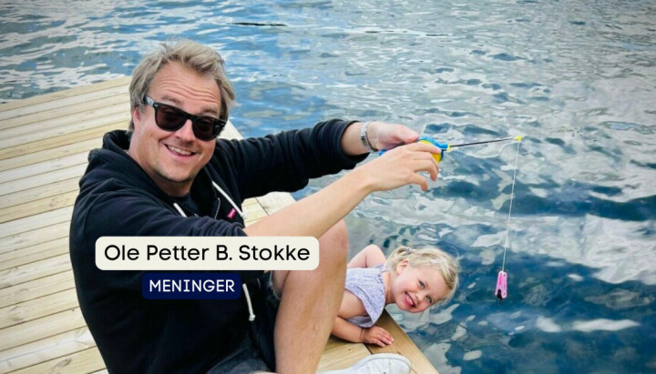 Ole Petter Baugerød Stokke sitter på en brygge med et krabbefiskesnøre. Datteren kikker ut bak ham.