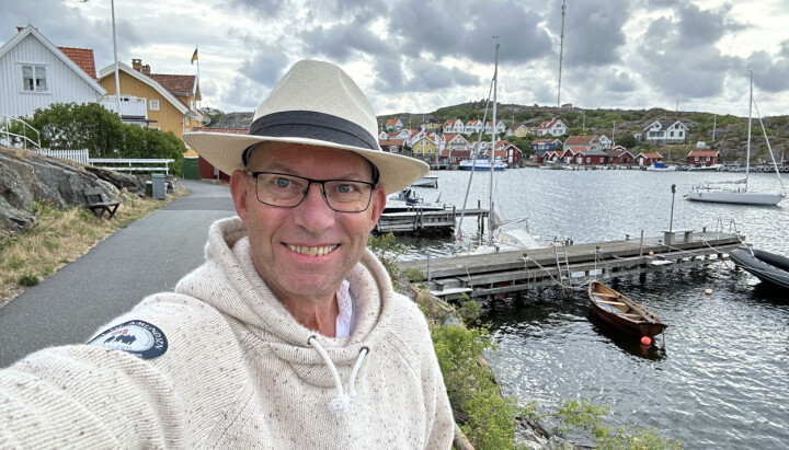 På bildet er: DinSide-journalist Odd Roar Lange, som poserer foran en havn med båter.