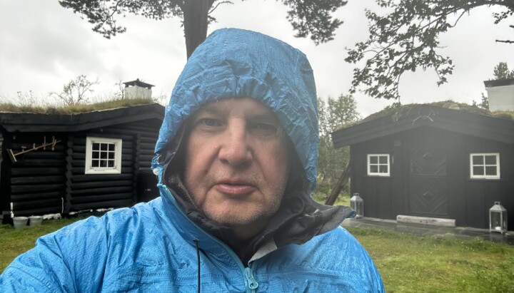 Erik Sønstelie, sjefredaktør i OA, sitter værfast i Jotunheimen mens ekstremværet Hans herjer i Innlandet