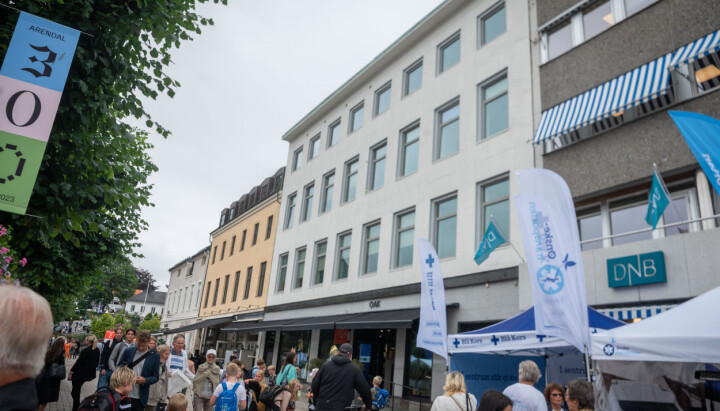 Her i det gule og hvite huset - midt i Arendal sentrum - vil Agderposten flytte inn i 2024. Her - midt i Arendal sentrum - vil Agderposten flytte inn i 2024.