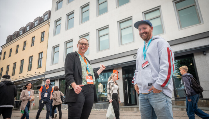 Agderposten-redaktør Katrine Lia (til venstre) og prosjektredaktør Øystein Bjerkestrand viser frem bygget hvor avisen flytter i 2024.