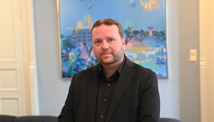 Tarjei Leer-Salvesen lanserte denne uken sin ferske rapport om innsyn på tvers av landegrenser hos Fritt Ord. Tarjei Leer-Salvesen hos Fritt Ords lokaler. Maleri i bakgrunnen.